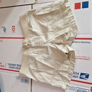 CREAM COLORED GIRLS SHORTS SIZE 7-8